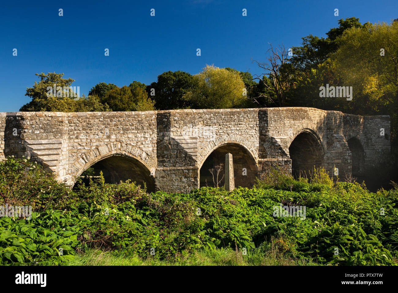 Regno Unito, Kent, Maidstone, Teston, antica C 14 o C xv ragstone ponte sul fiume Medway, portante B2163 road Foto Stock