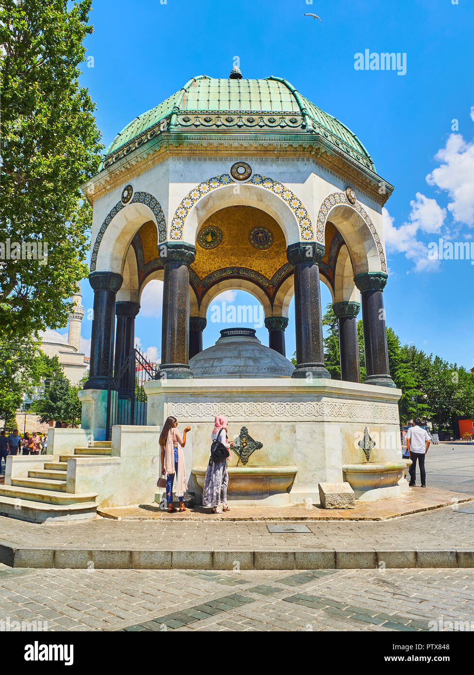 Cittadini rinfrescante in tedesco la fontana e il lato nord dell'Ippodromo di Costantinopoli, Sultan Ahmet Square. Istanbul, Turchia. Foto Stock