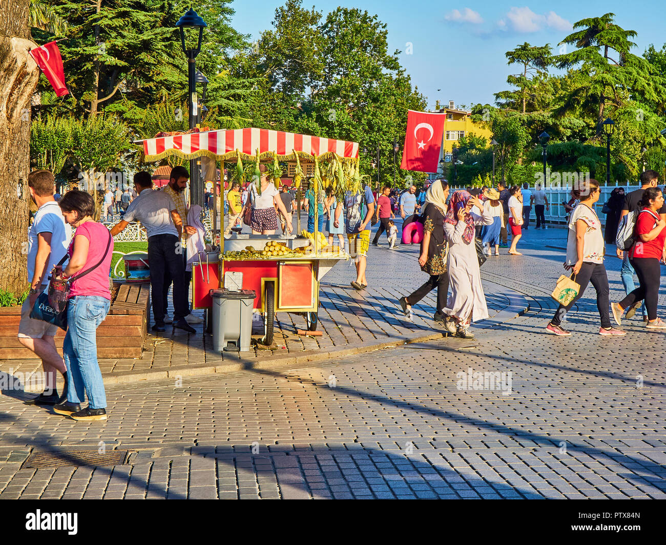 Istanbul, Turchia - 8 luglio 2018. I turisti a piedi vicino ad un le pannocchie di granoturco stallo nella zona di Sultanahmet Park. Istanbul, Turchia. Foto Stock