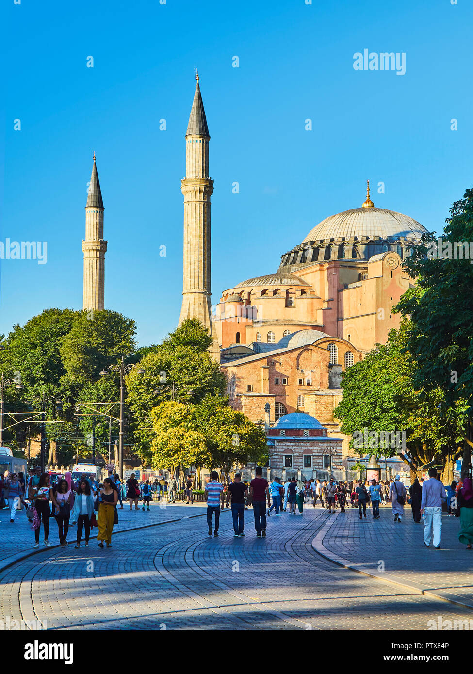 Istanbul, Turchia - 8 luglio 2018. I cittadini a piedi nel quartiere di Sultanahmet Park con la Hagia Sophia moschea in background. Istanbul, Turchia. Foto Stock