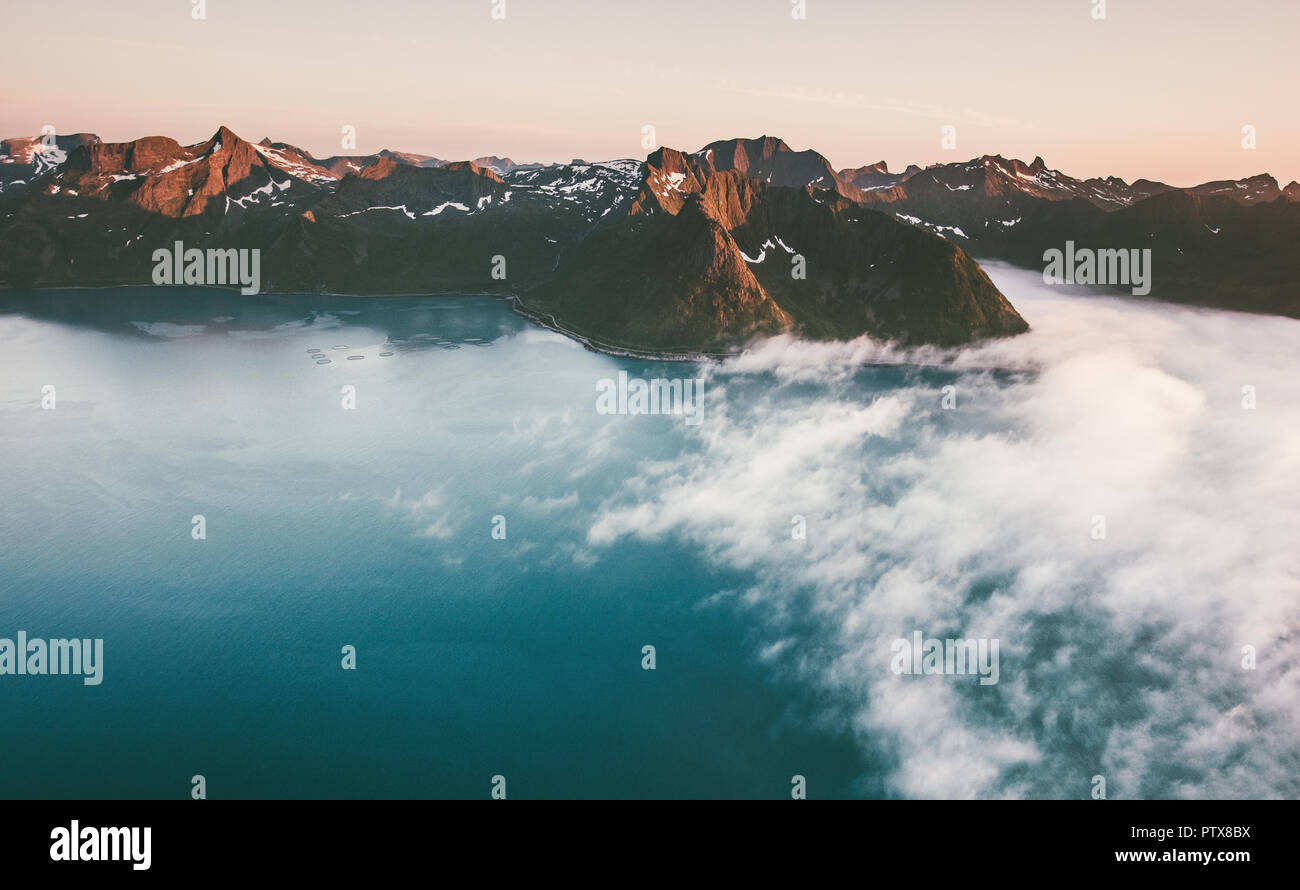 Paesaggio gamma di montagne e mare blu con le nuvole tramonto scenario in Norvegia antenna vista drone Travel belle località esplorando isole Senja Foto Stock