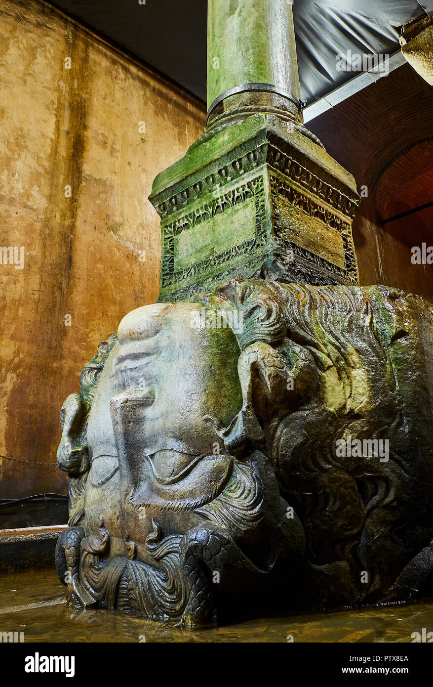Capovolto testa di Medusa nei sotterranei Basilica Cistern, noto anche come Yerebatan Sarnici. Istanbul, Turchia. Foto Stock