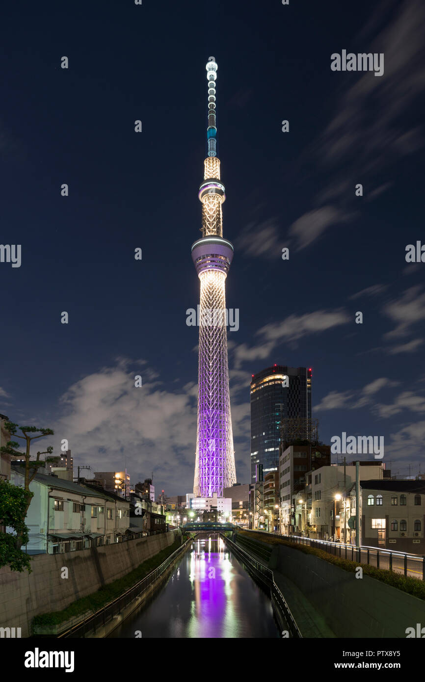 Tokyo Skytree di notte da Jikken Bridge, Tokyo Giappone Foto Stock