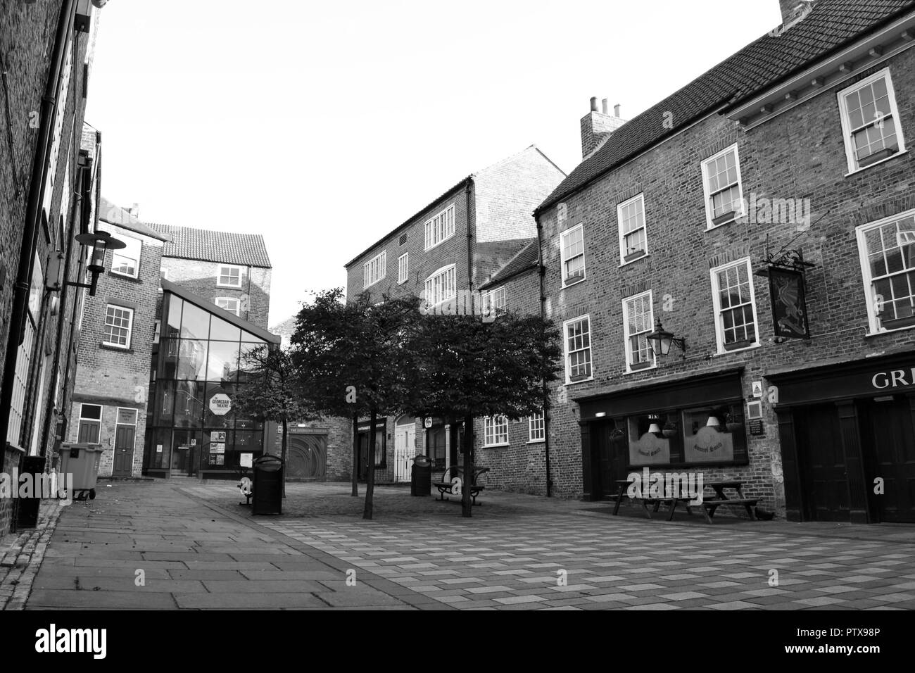 Lo storico Green Dragon Yard, Stockton-on-Tees, Teesside, Regno Unito. Guardando verso l'antico Teatro Georgiano, ora un luogo di musica moderna. Foto Stock