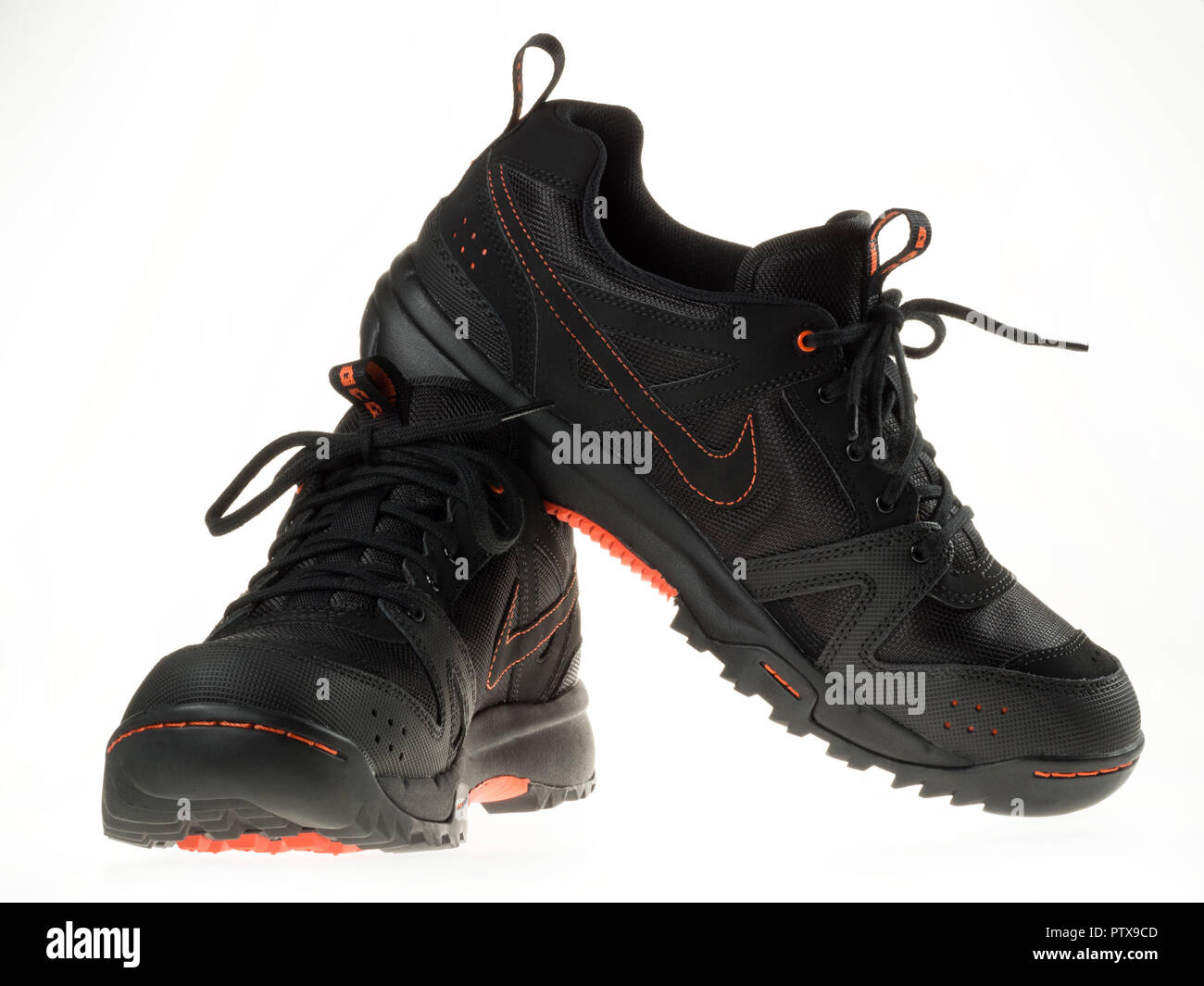 Istanbul, Turchia - 5 Febbraio 2014: nuove Nike scarpe da escursionismo prese a studio e isolato su bianco. Foto Stock