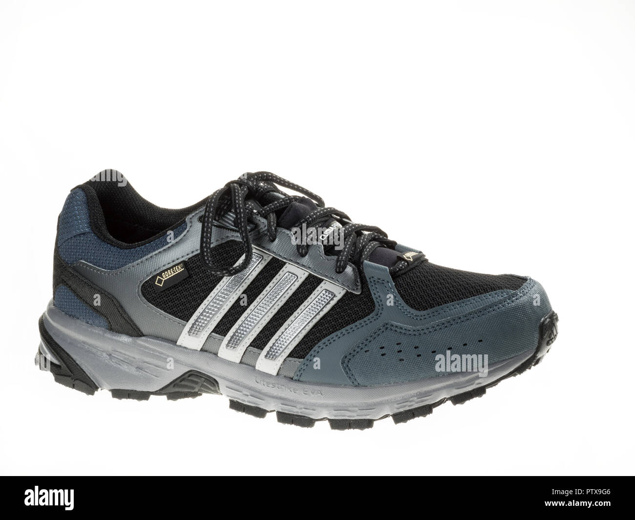 Istanbul, Turchia - 29 Gennaio 2014: Nuova Adidas outdoor scarpe running prese a studio e isolato su bianco. Foto Stock