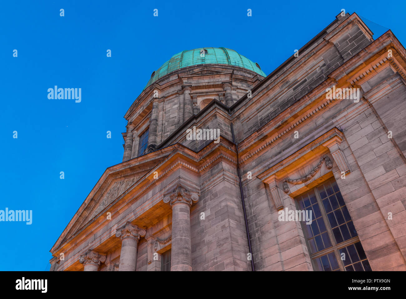 Santa Elisabetta chiesa al crepuscolo, Norimberga, Baviera, Germania, Europa Foto Stock