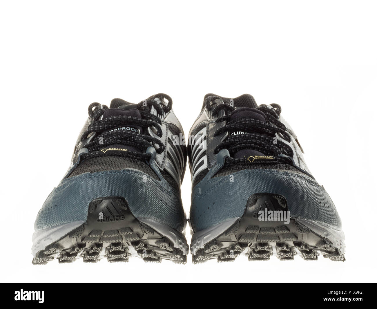 Istanbul, Turchia - 29 Gennaio 2014: Nuova Adidas outdoor scarpe running prese a studio e isolato su bianco. Foto Stock