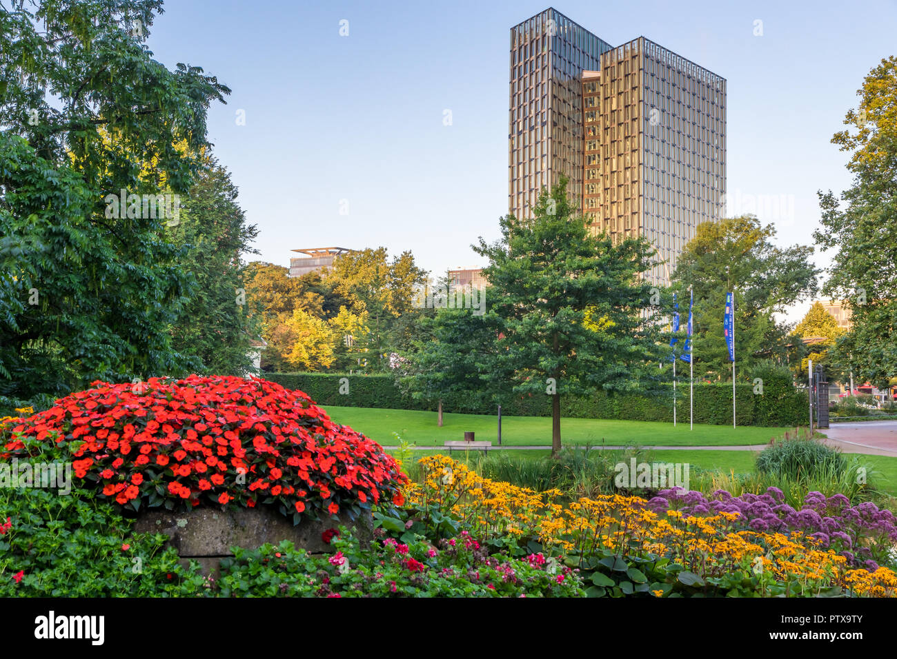 Vista dal parco Planten un Blomen park per la Danza di torri edificio, Amburgo, Germania, Europa Foto Stock