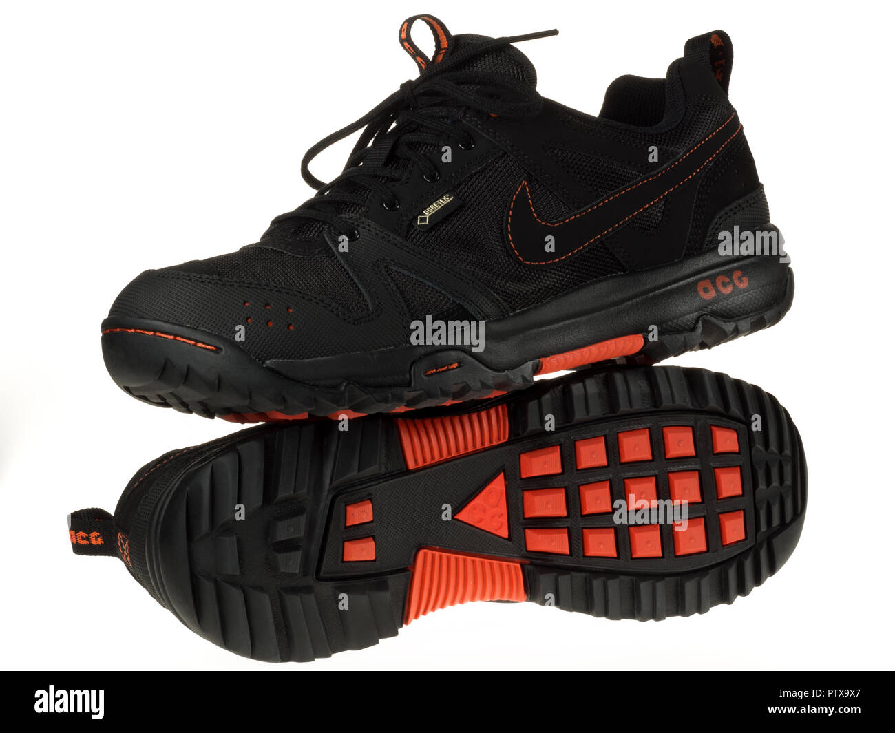 Istanbul, Turchia - 5 Febbraio 2014: nuove Nike scarpe da escursionismo prese a studio e isolato su bianco. Foto Stock