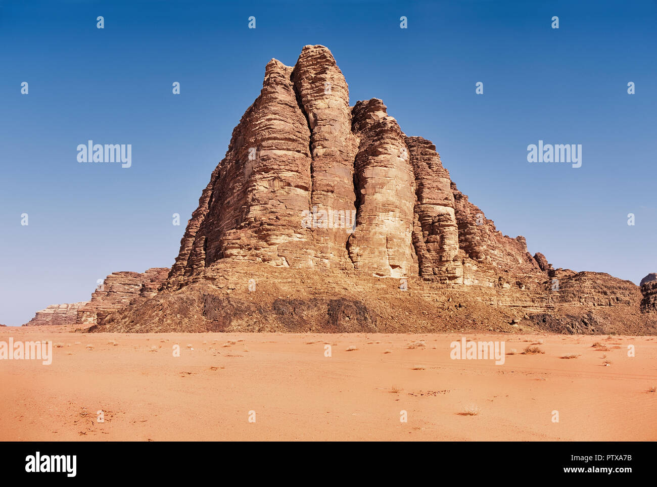 La montagna delle sette pilastri è un punto di riferimento formazione di roccia nella valle sabbia del Wadi Rum desert in Giordania. Foto Stock