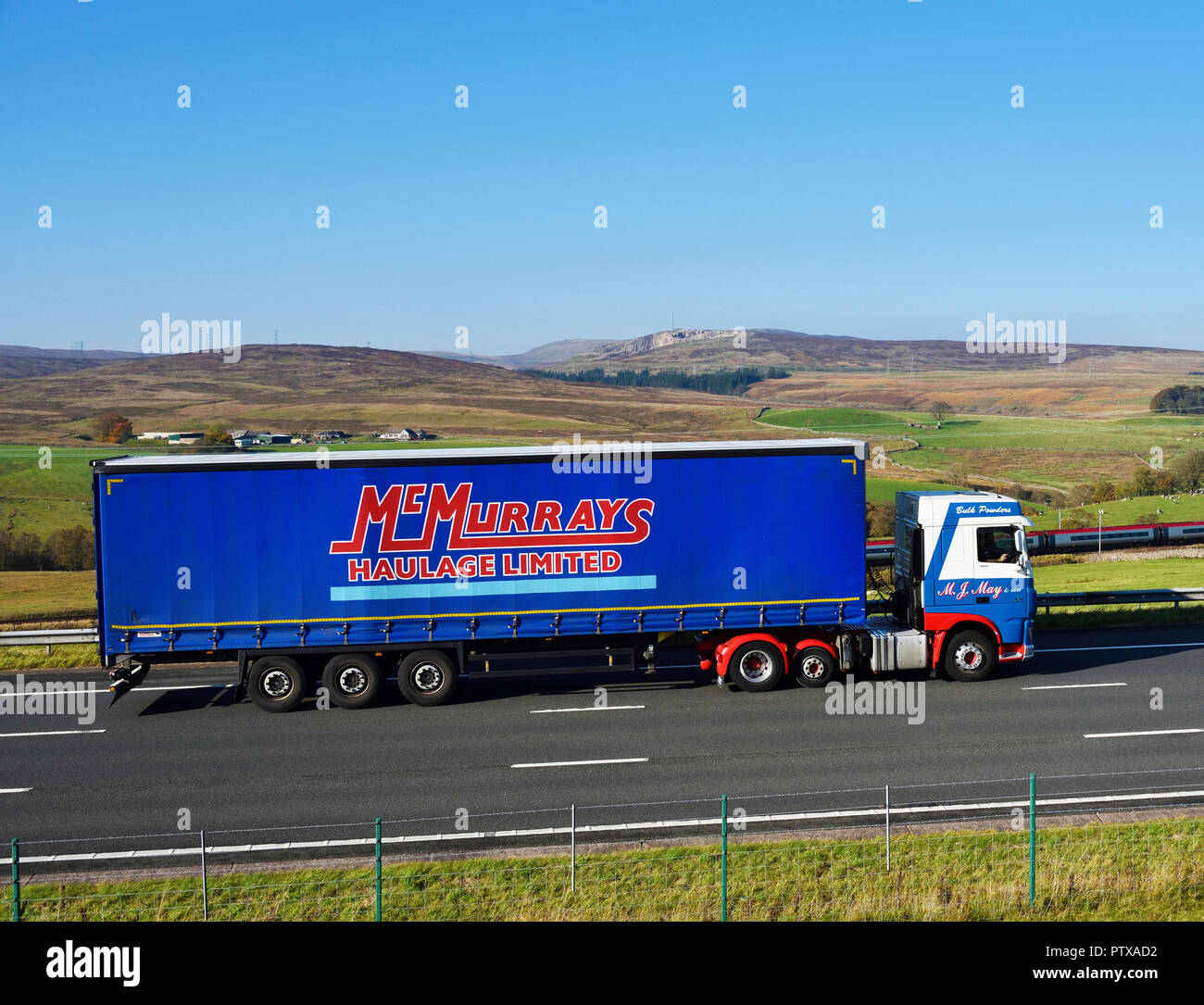 McMurrays Haulage Limited HGV. M6 in direzione nord della carreggiata, Shap, Cumbria, England, Regno Unito, Europa. Foto Stock