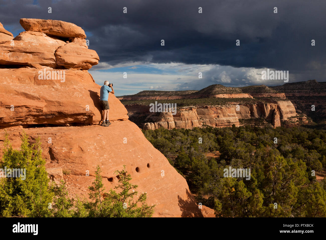 Un fotografo a scattare foto in forni a coke si affacciano in Colorado National Monument in Colorado, STATI UNITI D'AMERICA Foto Stock
