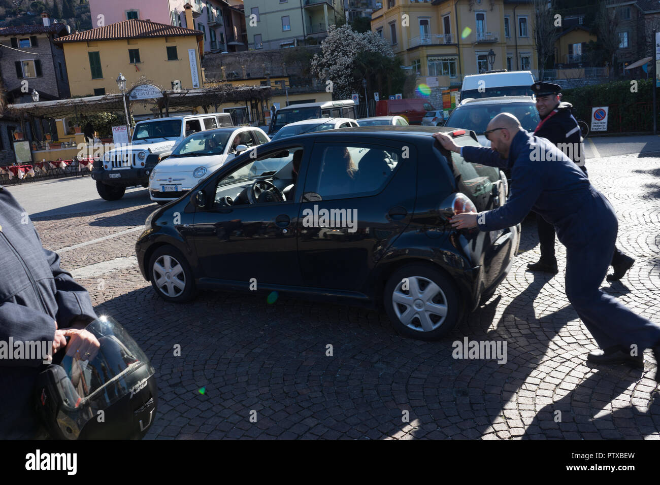 Menaggio, Italy-April 2, 2018: persone spingendo un ripartiti Toyota auto, Lombardia Foto Stock