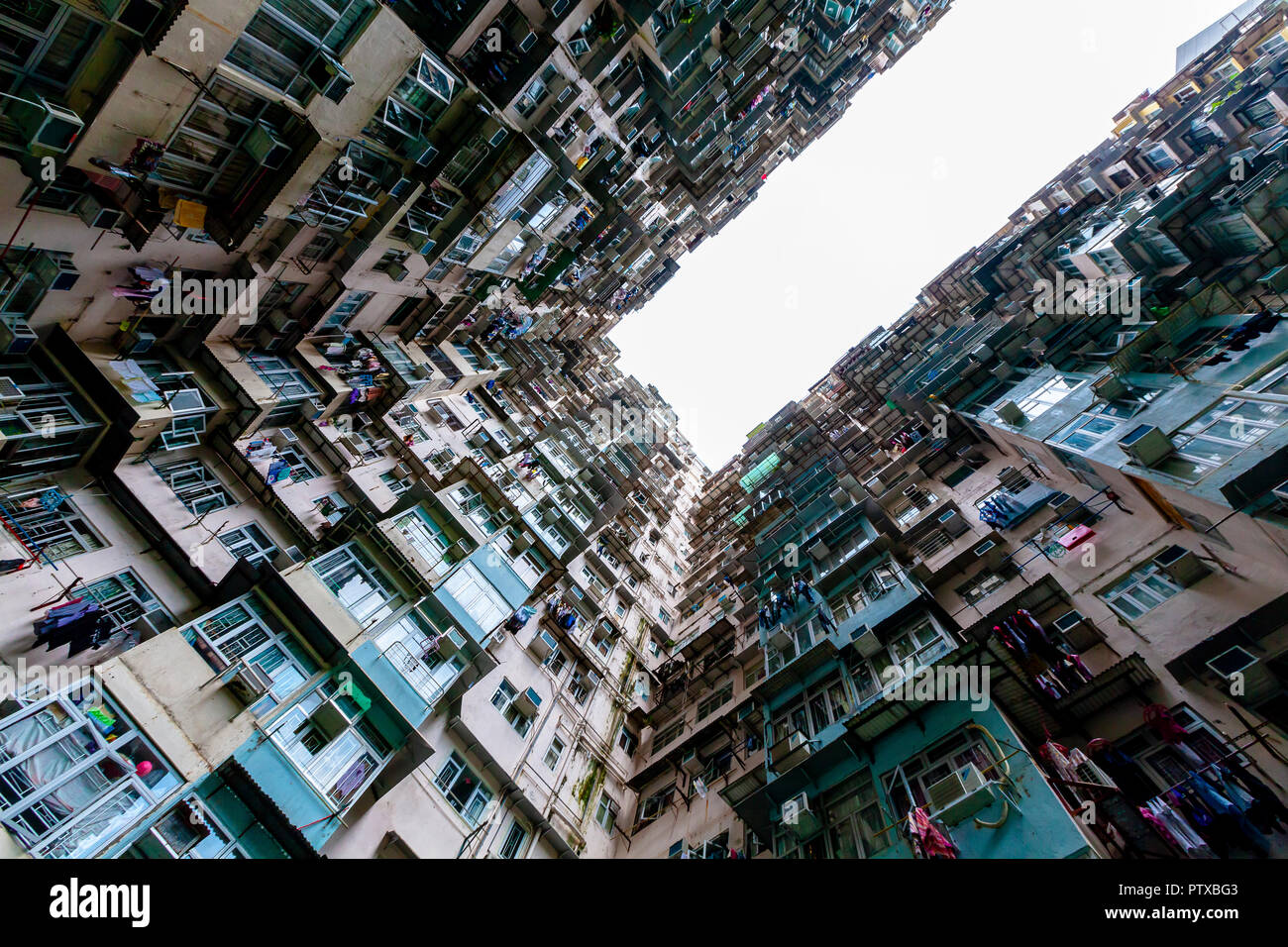 Hong Kong - 8 Agosto 2016: Yik Cheong Edificio, alta densità alloggiamento pubblico estate in Quarry Bay, Hong Kong dove le riprese dei trasformatori Foto Stock