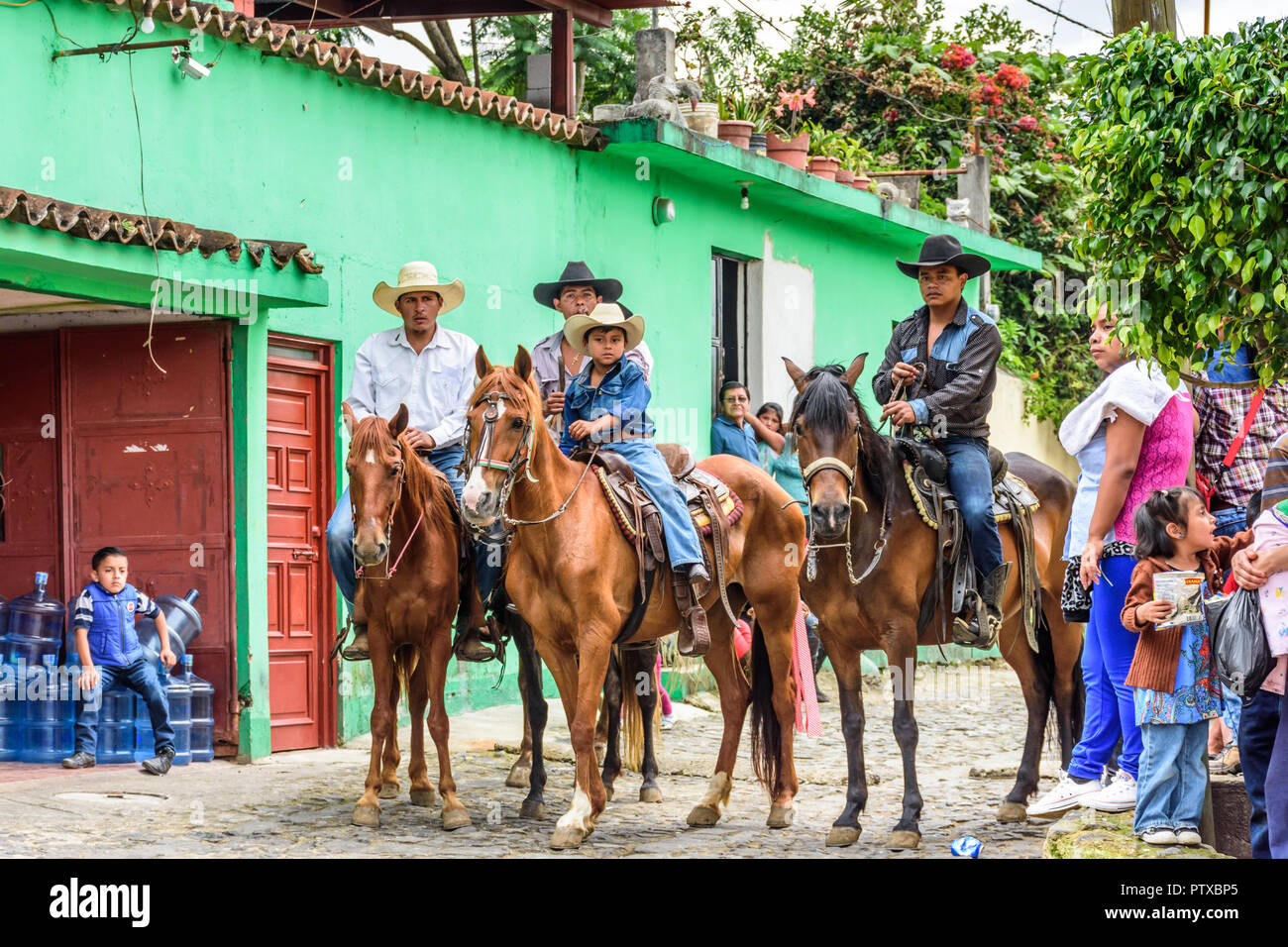 San Juan del Obispo, Guatemala - Giugno 12, 2016: cowboy corsa dei cavalli in cavallo street parade di villaggio nei pressi di Antigua, Guatemala. Foto Stock