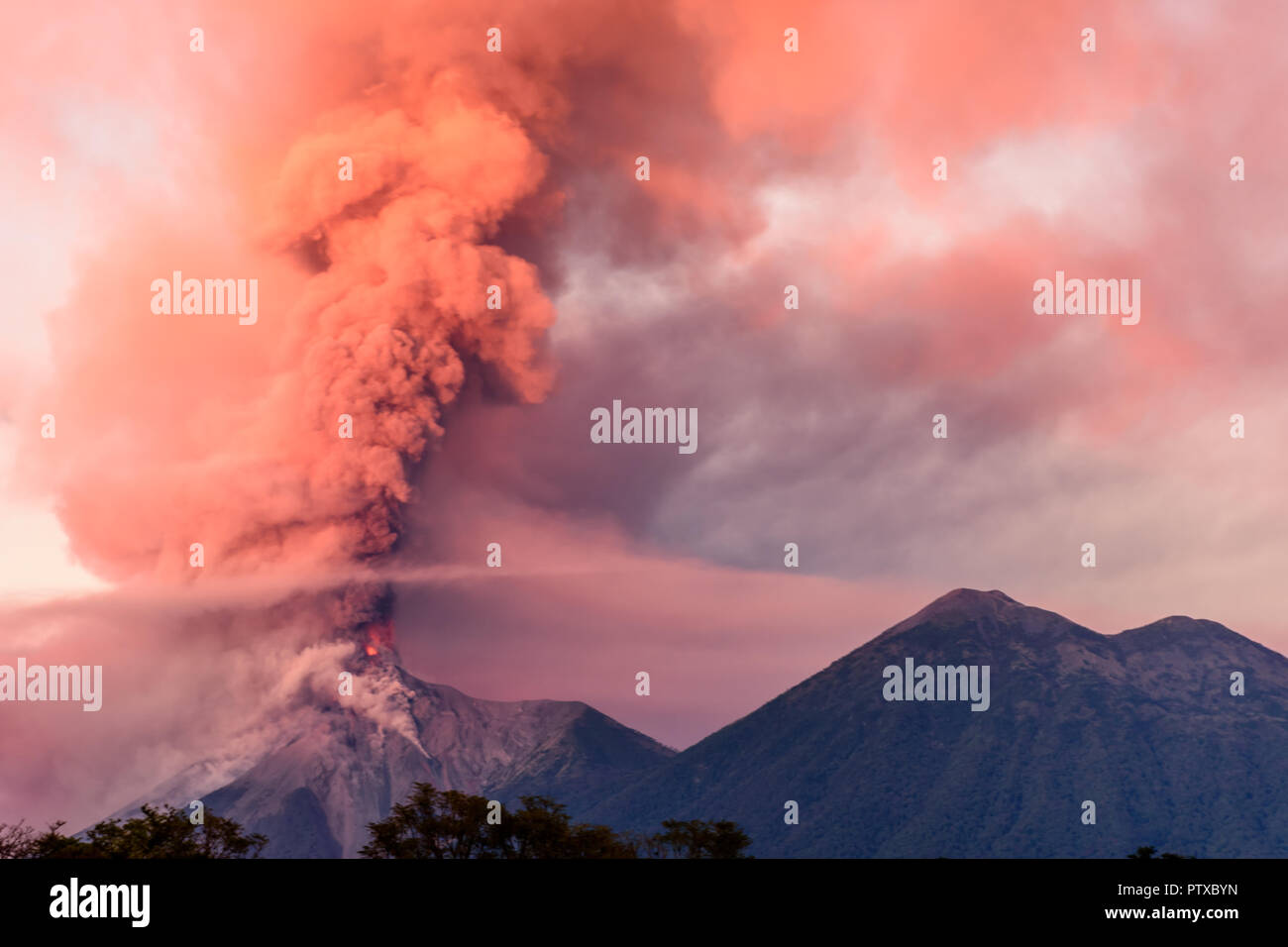 Fuego eruzione vulcanica all'alba accanto al Vulcano Acatenango vicino a Antigua, Guatemala, America Centrale Foto Stock
