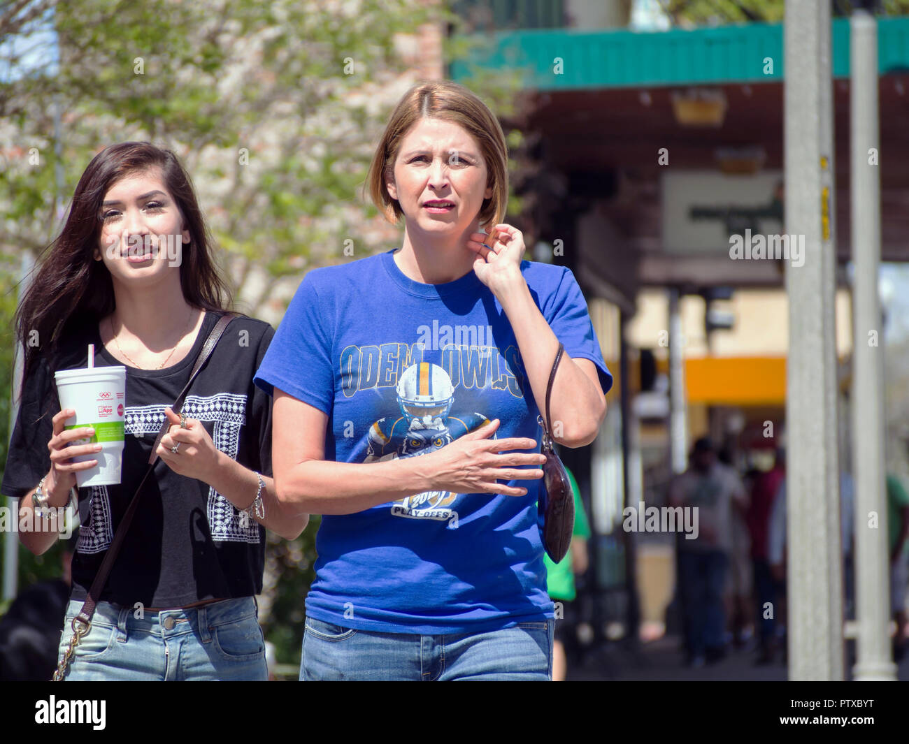 Due giovani donne percorrendo la strada al 2016 Saint Patrick's Day Festival di blocco nel Corpus Christi, Texas USA. Foto Stock