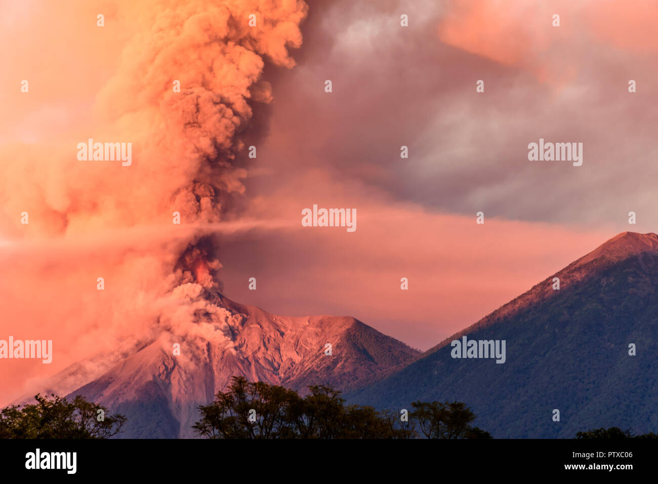 Fuego eruzione vulcanica all'alba accanto al Vulcano Acatenango vicino a Antigua, Guatemala, America Centrale Foto Stock