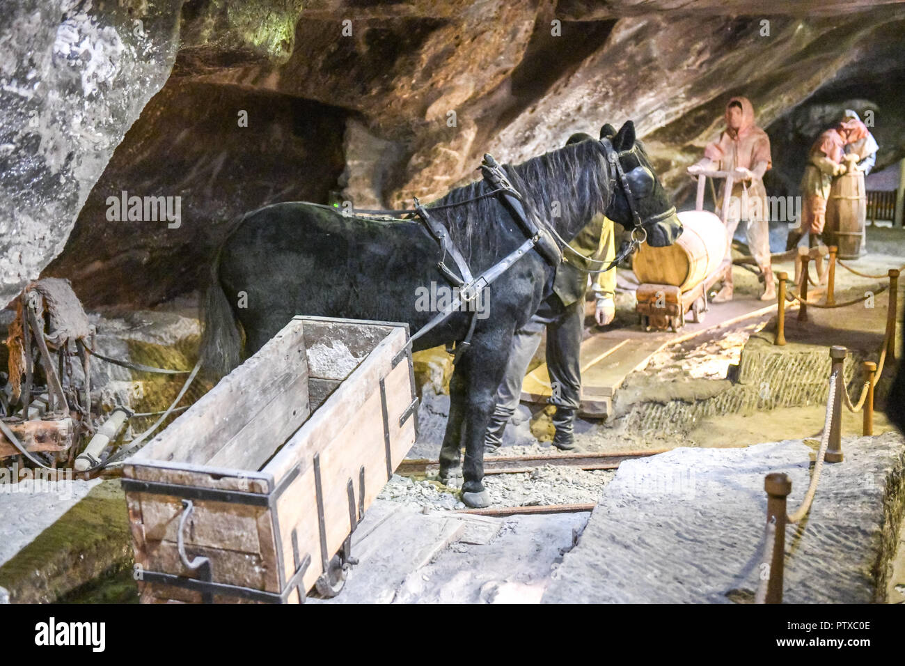 Modello cavalli e figure dimostrano il sale del processo di data mining in miniere di sale di Wieliczka in Cracovia Polonia Foto Stock