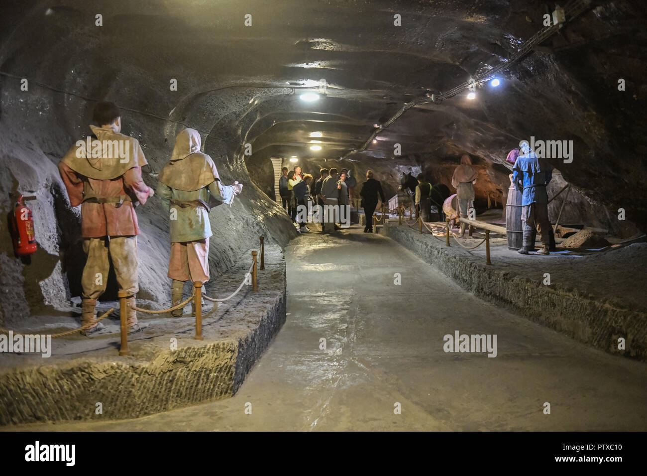 Modello figure dimostrano il sale del processo di data mining in miniere di sale di Wieliczka in Cracovia Polonia Foto Stock