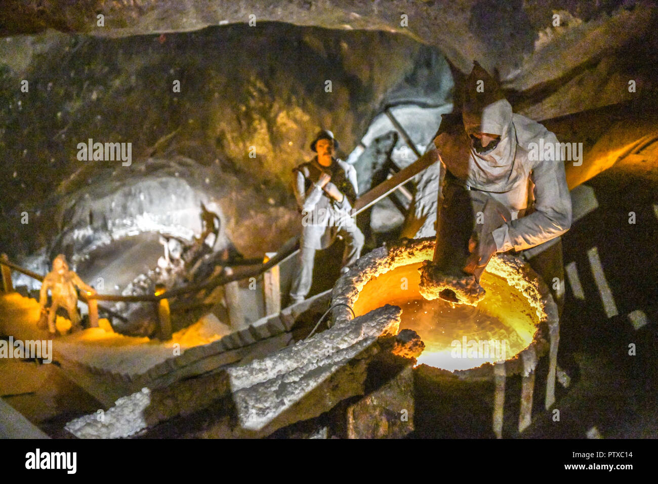 Modello figure dimostrano il sale del processo di data mining in miniere di sale di Wieliczka in Cracovia Polonia Foto Stock