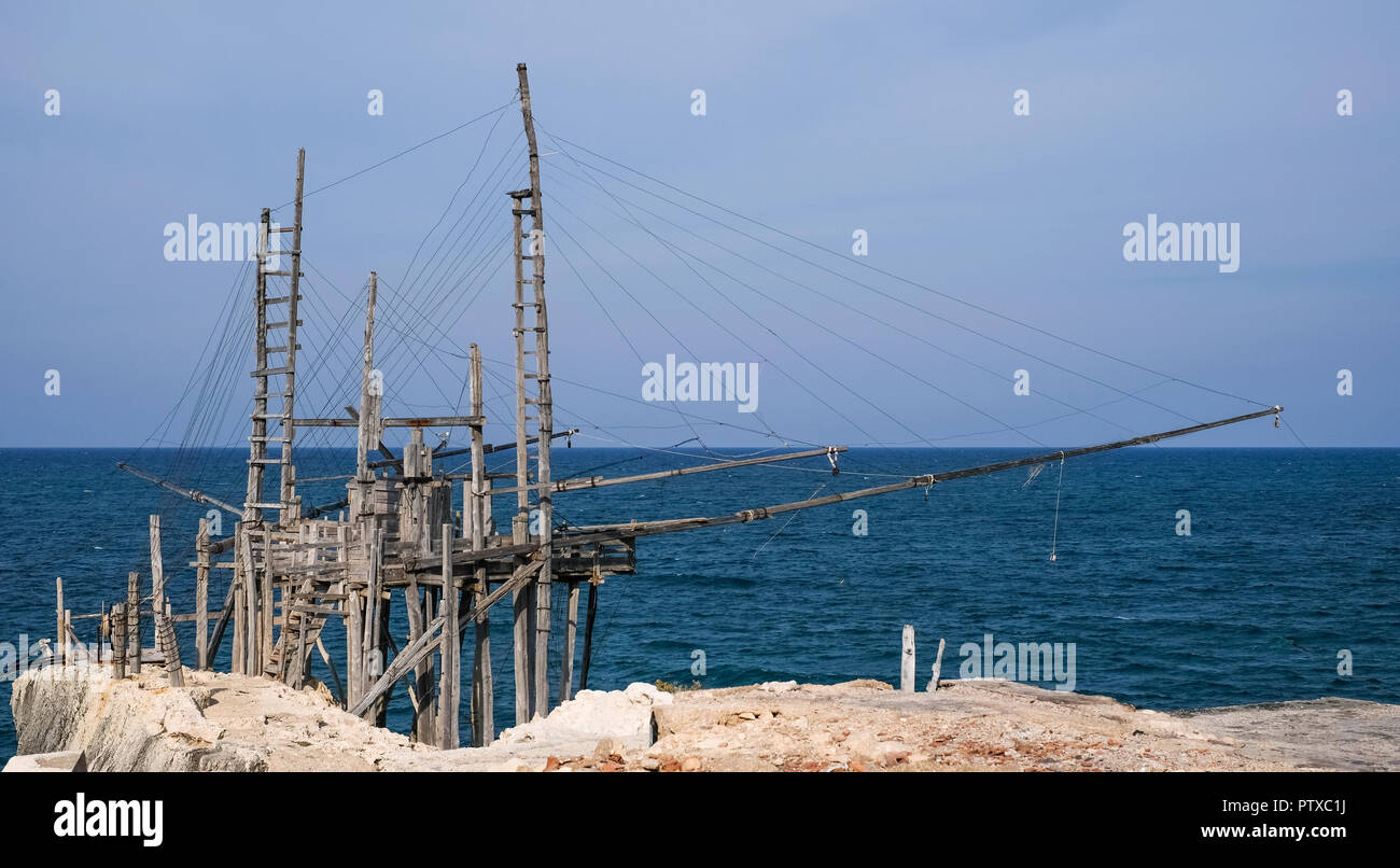 Trabucco La punta, la tradizionale struttura in legno utilizzati per la  pesca, comunemente trovati sulla costa adriatica in Puglia tra Peschici e  Vieste in Italia Foto stock - Alamy