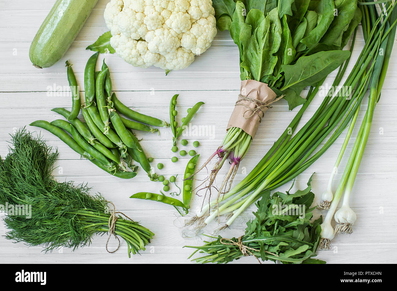 Composizione su uno sfondo bianco di verde organico prodotti vegetariani: verdure a foglia verde, fagioli, zucchine, aglio, cipolle, cetrioli, peperoni, s Foto Stock