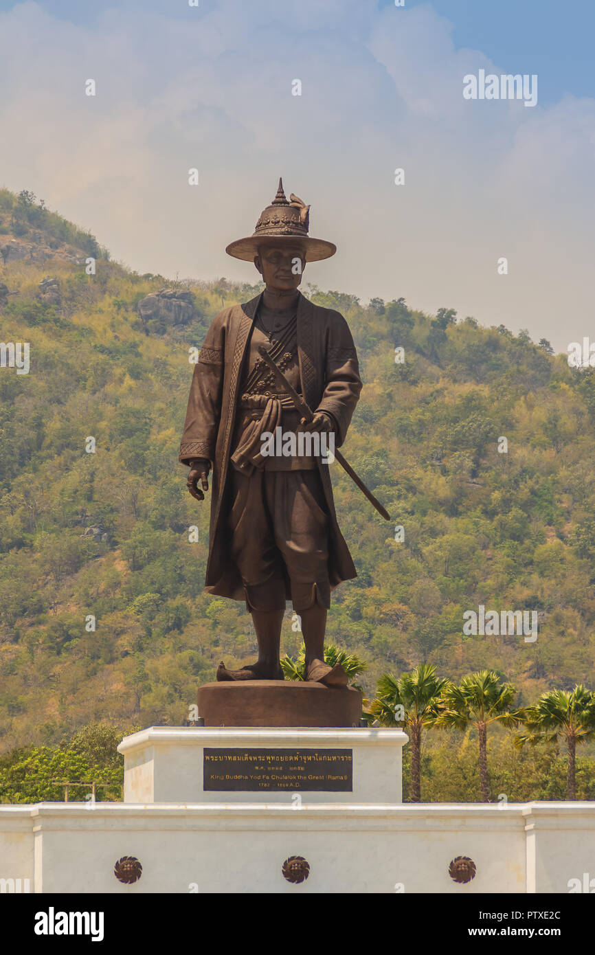 Prachuap Khiri Khan, Tailandia - 16 Marzo 2017: la statua in bronzo del Buddha re Yod Fha Chulalok grande (Rama l) monumento al Parco Rajabhakti nearb Foto Stock