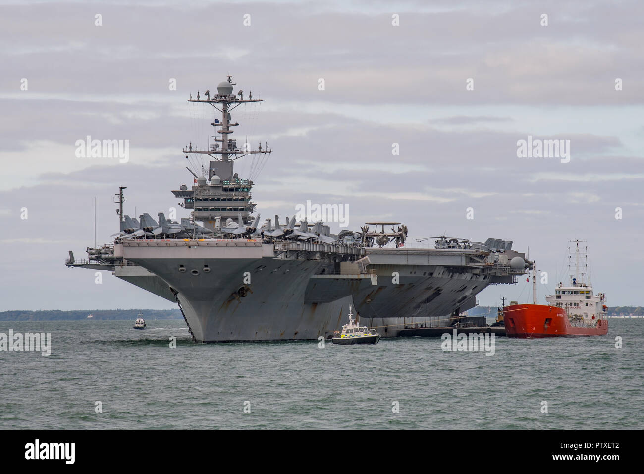 US Navy navi da guerra, la portaerei USS Harry S Truman (CVN 75) ad ancorare nel Solent per visitare Portsmouth, Regno Unito tra il 6th-10th October 2018. Foto Stock