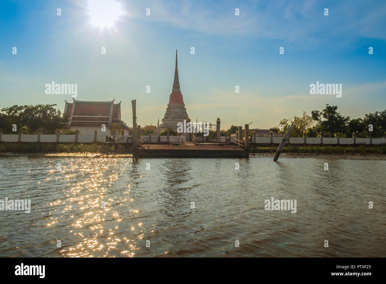 Il Wat Phra Samut Chedi tempio vista dal fiume Chao Phraya, il bello e il famoso tempio di Samut Prakarn, Thailandia. Foto Stock