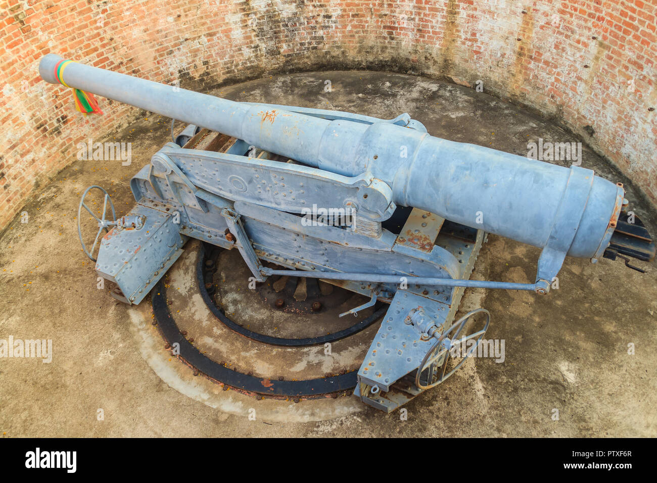 Carrello a scomparsa pistola a Phi Sua Samut Fort, il luogo pubblico in Thailandia. Carrello a scomparsa pistola è di tipo obsoleto di artiglieria che consentono Foto Stock