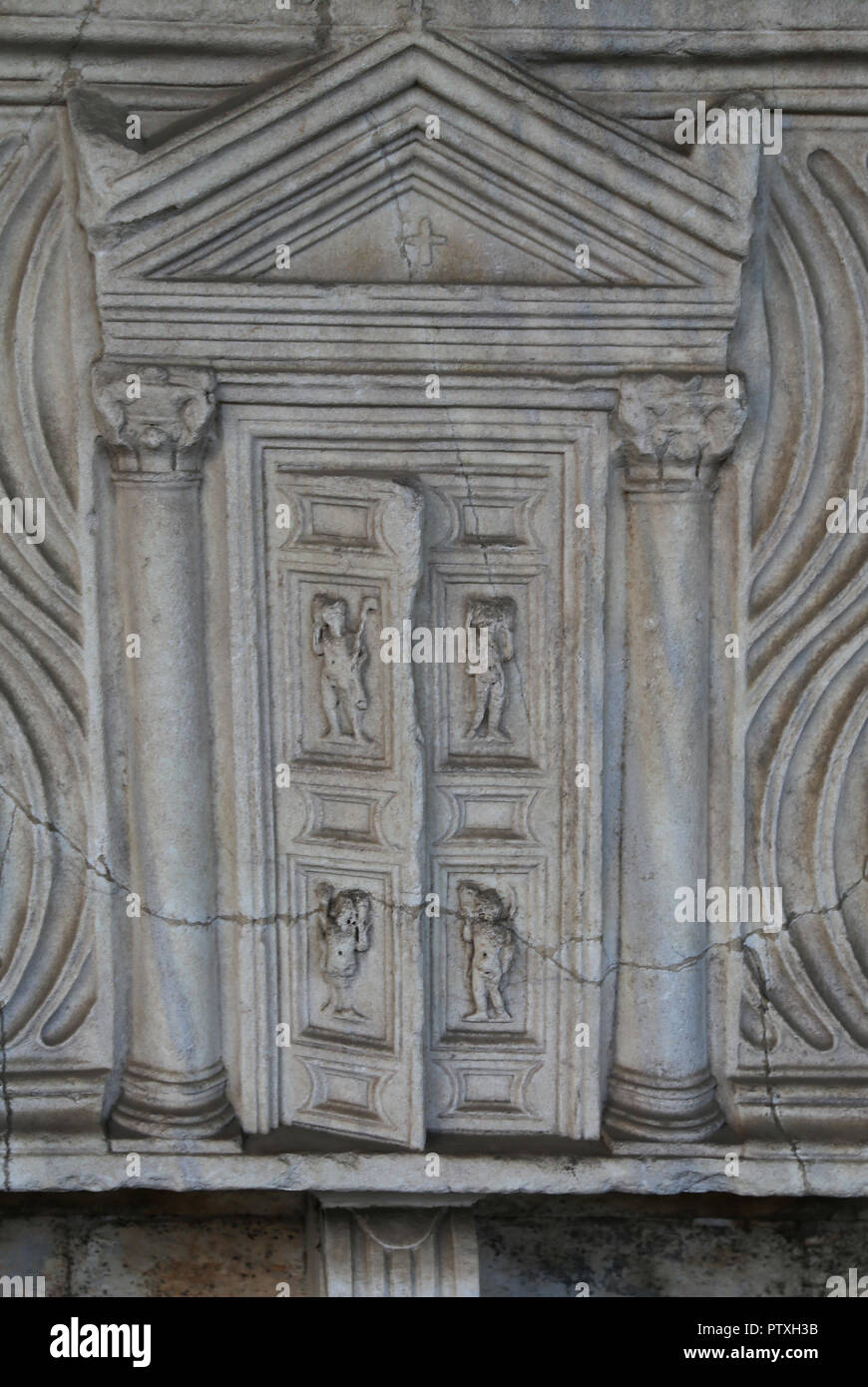 L'Italia. Pisa. Il Camposanto. Sarcofago romano. Sportello per l'aldilà, strigilated ornamento e ritratti del defunto. 3° CE Foto Stock