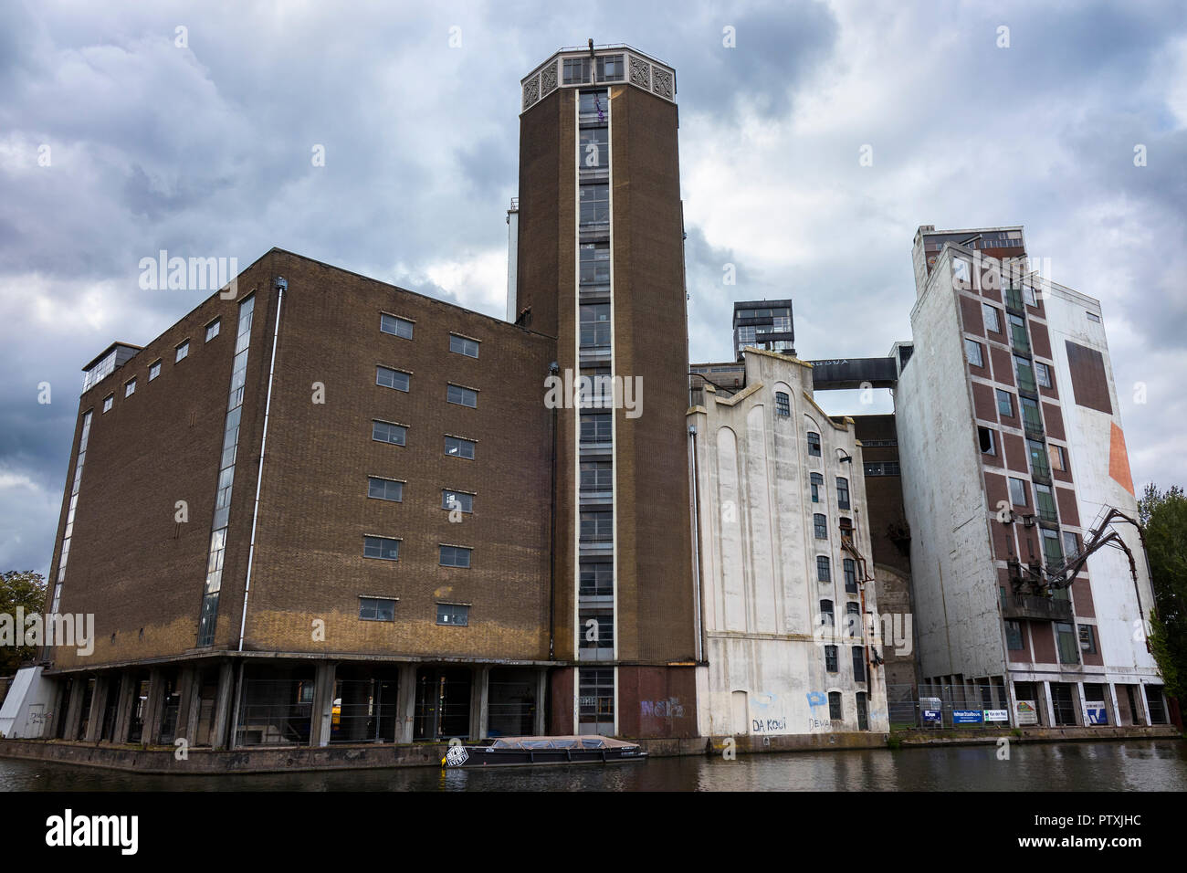 Leiden, Paesi Bassi - 27 agosto 2018: monumentali antica fabbrica di farina nel centro di Leiden vicino al canale Foto Stock