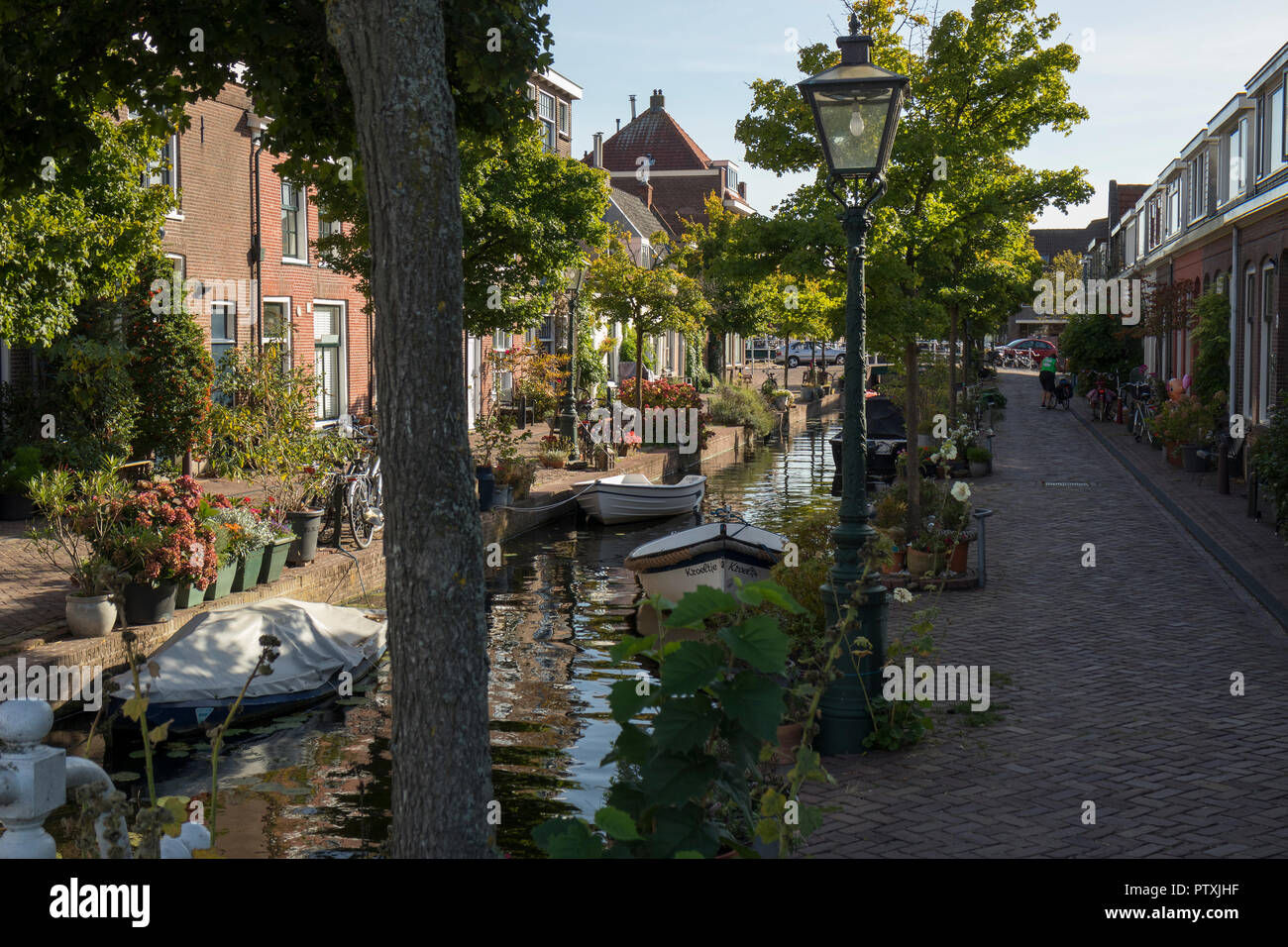 Leiden, Paesi Bassi - 17 Settembre 2018: Kijfgracht, case lungo un piccolo canale nel centro della città nel tardo pomeriggio Foto Stock