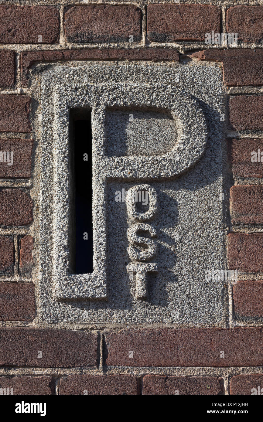 Leiden, Paesi Bassi - 17 Settembre 2018: Vintage post box vicino alla porta di una casa Foto Stock