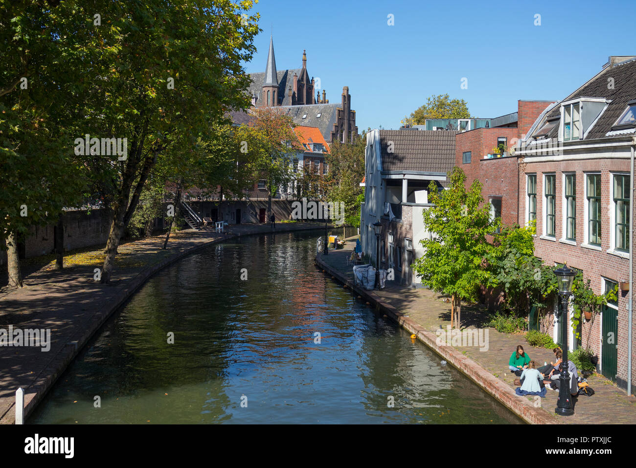Utrecht, Paesi Bassi - 27 Settembre 2018: Gli studenti possono rilassarsi vicino al sito di un canale nel centro di Utrecht Foto Stock