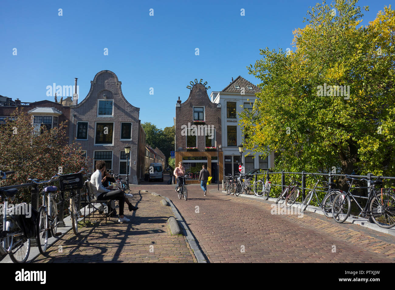 Utrecht, Paesi Bassi - 27 Settembre 2018: ponte con le biciclette parcheggiate al Oudegracht e dimore storiche Foto Stock
