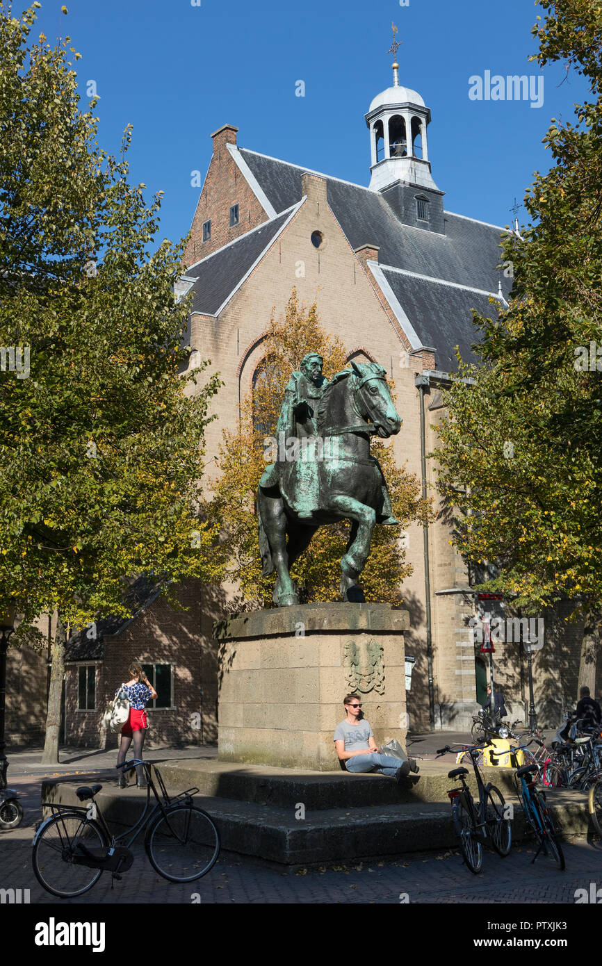 Utrecht, Paesi Bassi - 27 Settembre 2018: la statua in bronzo di san Willibrordus al Janskerkhof Foto Stock