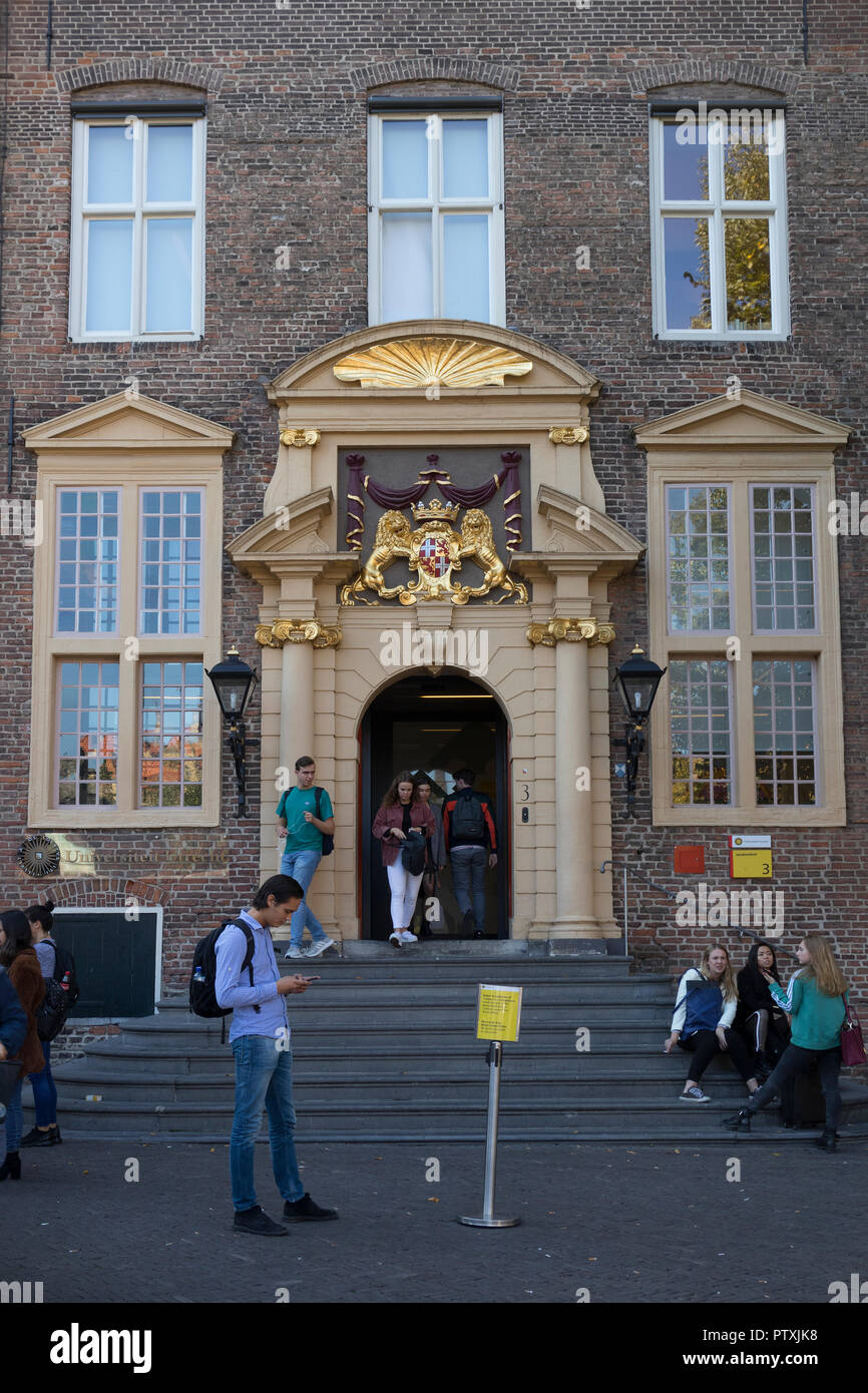 Utrecht, Paesi Bassi - 27 Settembre 2018: ingresso dell'Università di Utrecht al Janskerkhof con lo stemma della città di Utrecht al di sopra della porta fornt Foto Stock