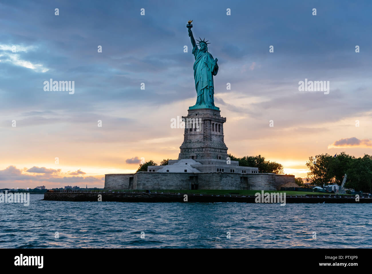 Statua della Libertà Monumento Nazionale al tramonto. La città di New York Foto Stock