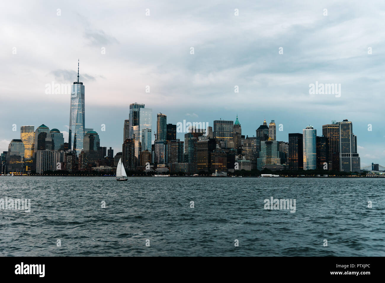 Skyline e il lungomare del centro cittadino di New York City al tramonto Foto Stock