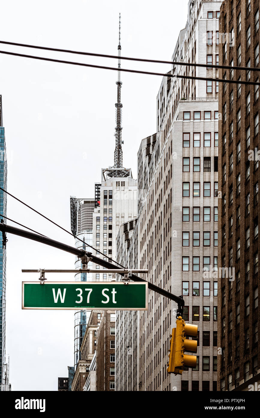 I cartelli stradali in Midtown di New York City Foto Stock
