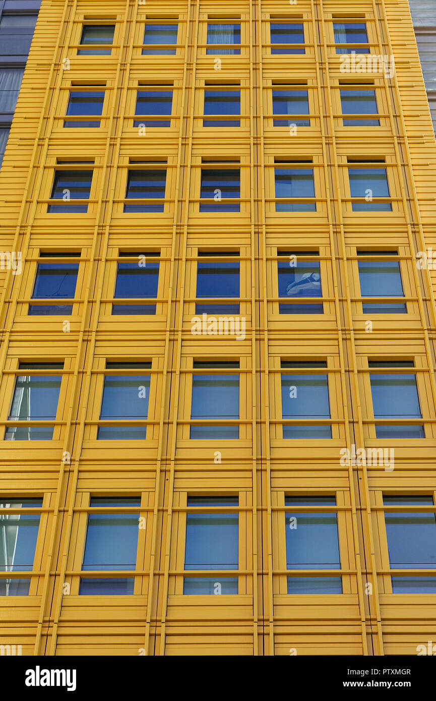 Colorati edifici architettonici su Central Saint Giles Londra Foto Stock