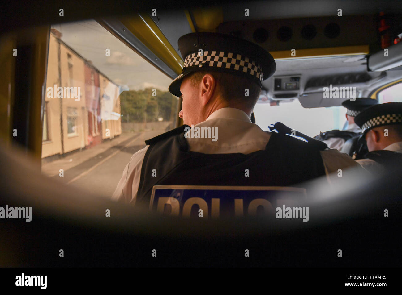 Il soprintendente Matt Boyle guarda fuori di una pattuglia van finestra come Merseyside funzionari di polizia effettuare un arresto e funzionamento di ricerca a Bootle, Liverpool Foto Stock Il soprintendente Matt Boyle guarda fuori di una pattuglia van finestra come Merseyside funzionari di polizia effettuare un arresto e funzionamento di ricerca a Bootle, Liverpool Foto Stock