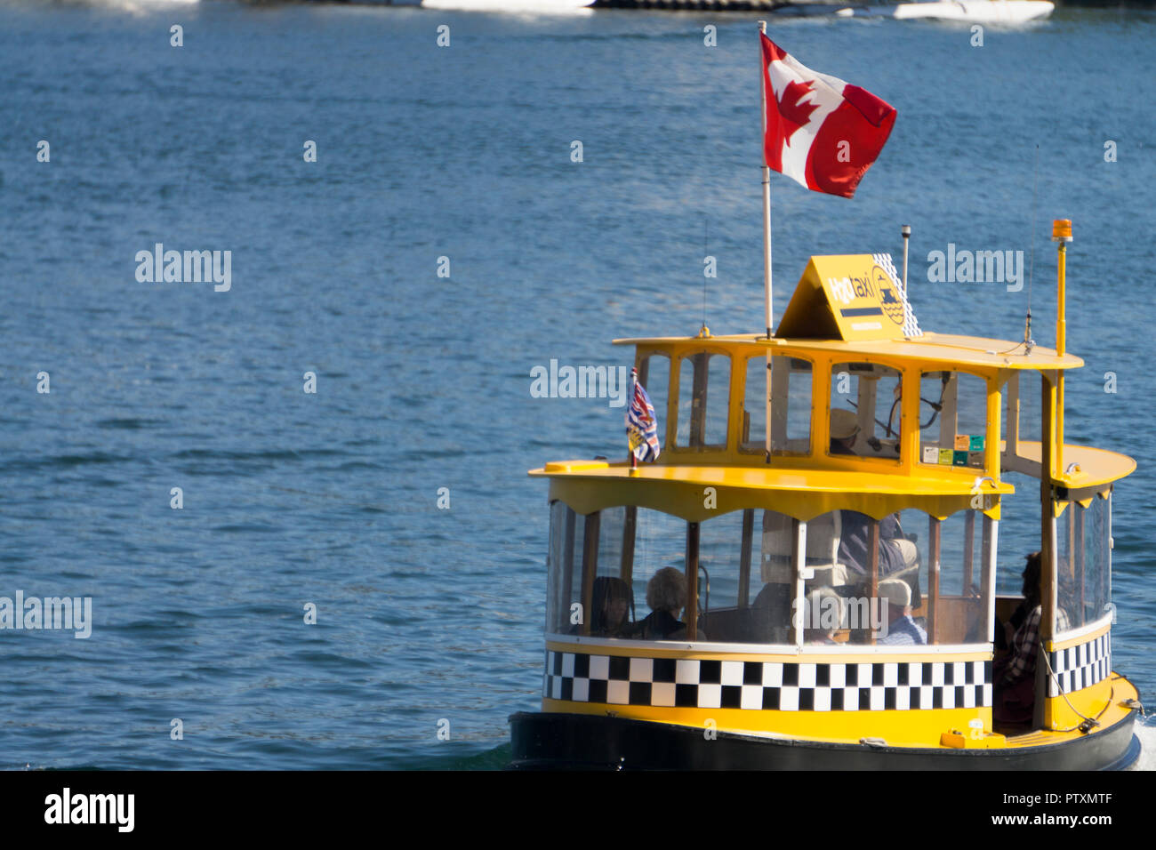 VICTORIA, Canada - 26 settembre 2018: un giallo taxi d'acqua barca nel porto Victoria Foto Stock