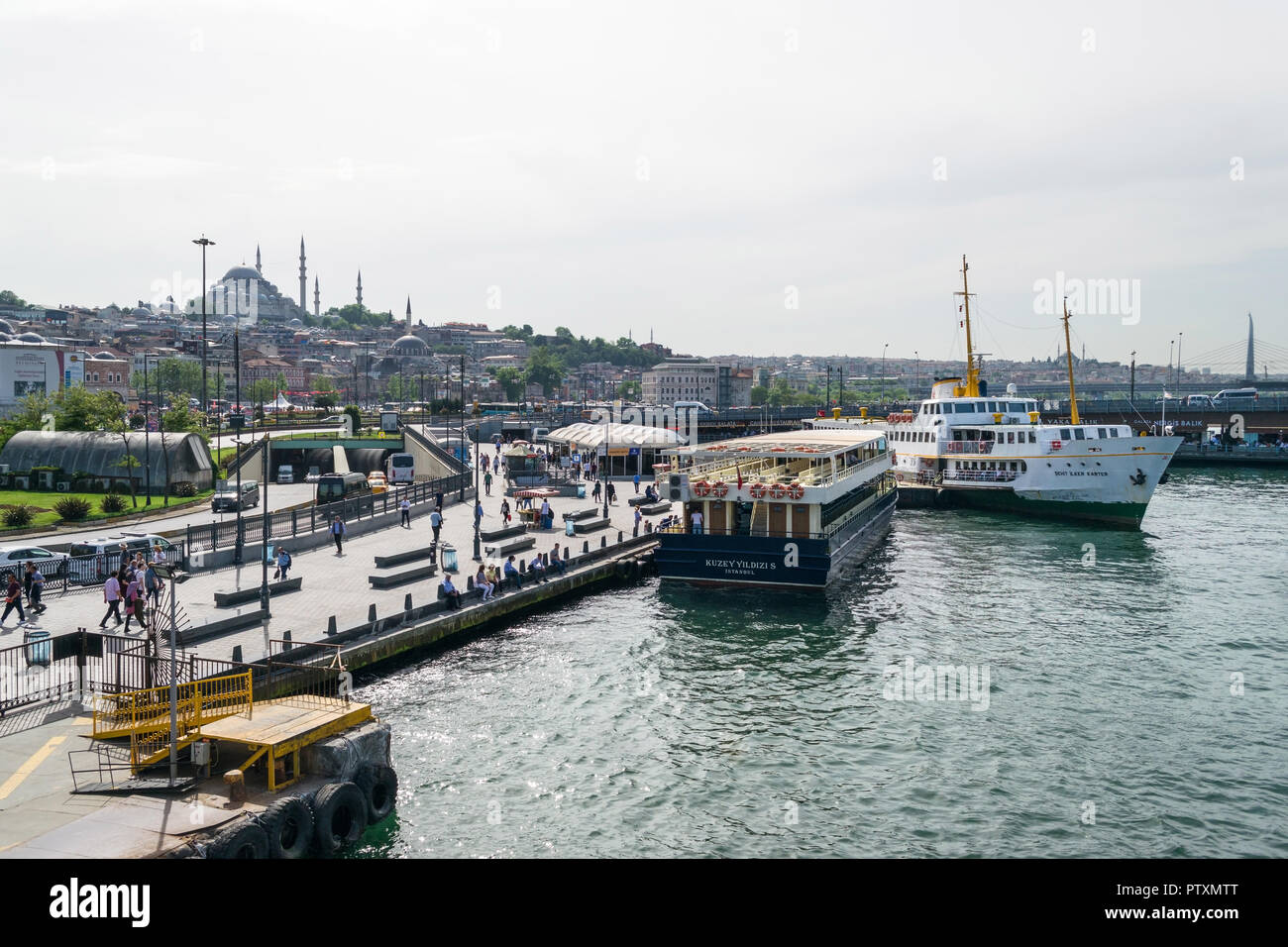 Navi e traghetti ancorata al porto di Eminonu con la Golden Horn in background, Istanbul, Turchia Foto Stock