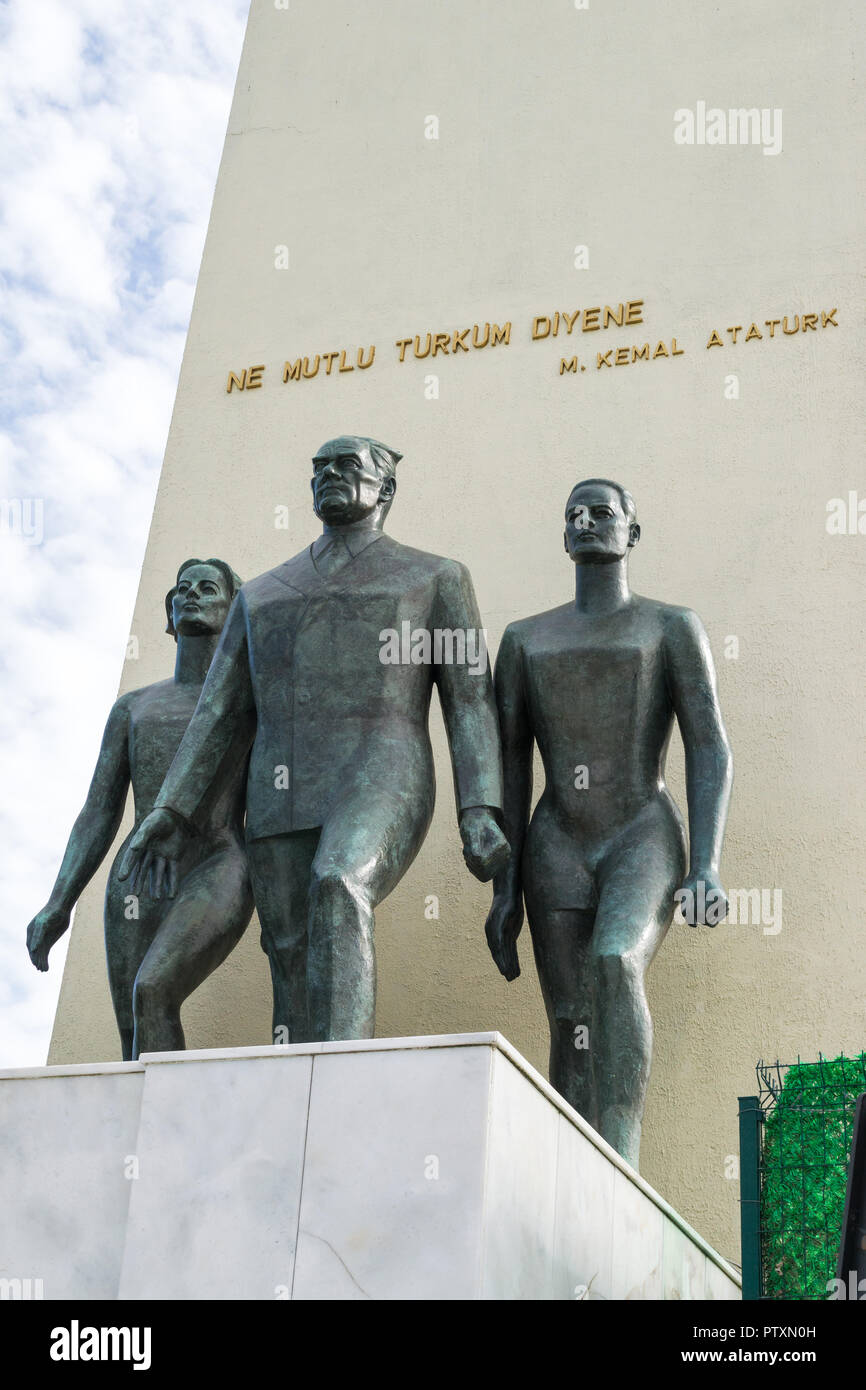 Statua di Mustafa Kemal Atatürk con iscrizione "NE MUTLU TÜRKÜM DİYENE' in Üsküdar, İstanbul, Turchia Foto Stock
