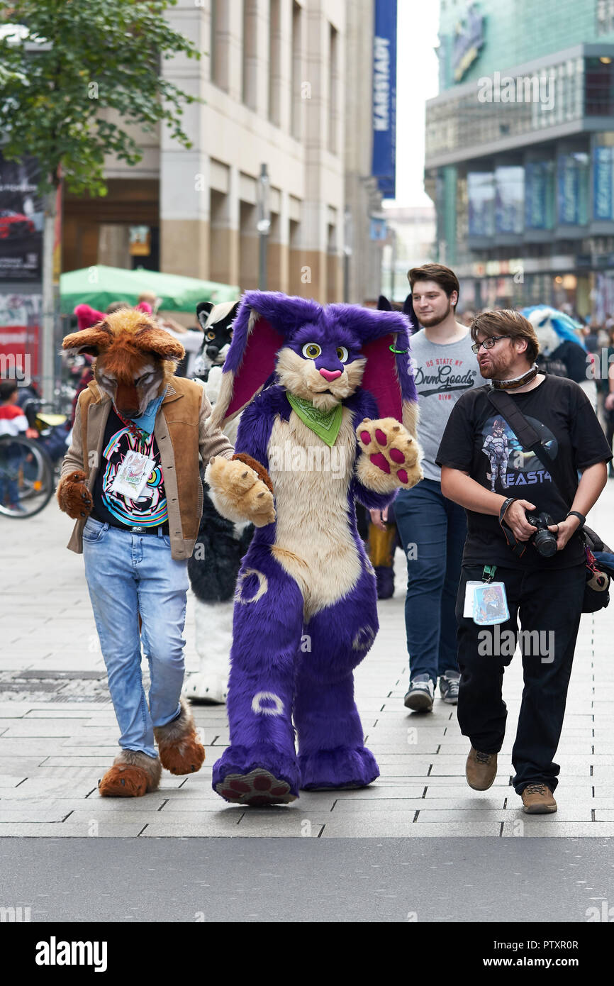 Cosplayers dissimulata come animali di passare attraverso il centro della città di Lipsia in Germania Foto Stock