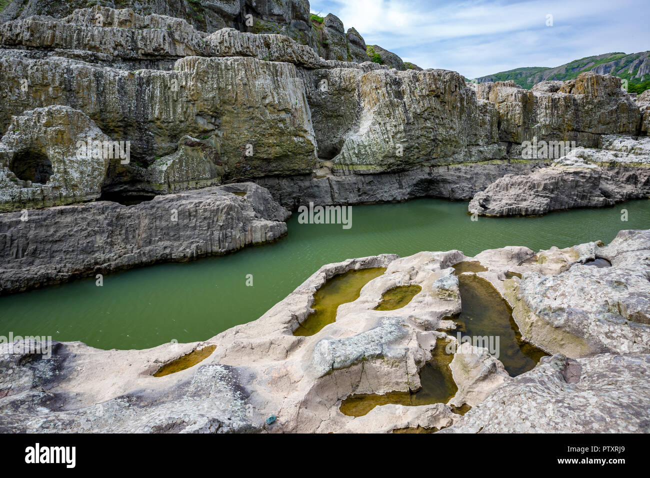 Molla diurna vista presa all'incredibile Devil's Canyon fenomeno naturale in Bulgaria, noto anche come Sheytan Derôme vicino Studen Kladenetz nel serbatoio Foto Stock